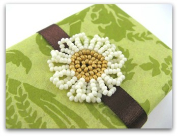 Daisy seed bead gift packaging